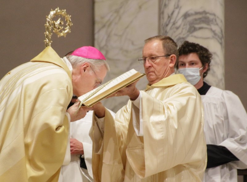 Bishop Siegel kisses the Book of the Gospels following Deacon David Rice’s reading of St. Mark’s account of the Resurrection (Mark 16: 1-7). The Message photo by Tim Lilley