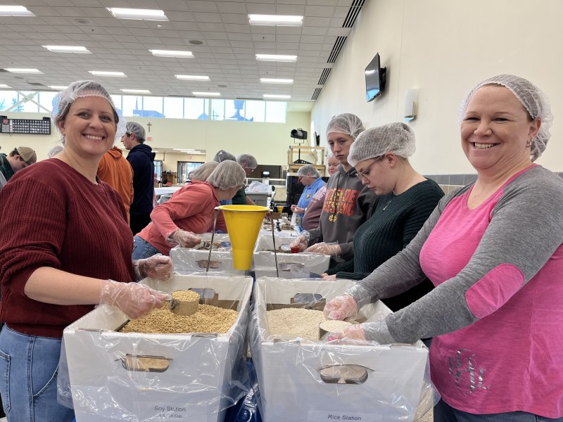 Volunteers pack meals for those in need 